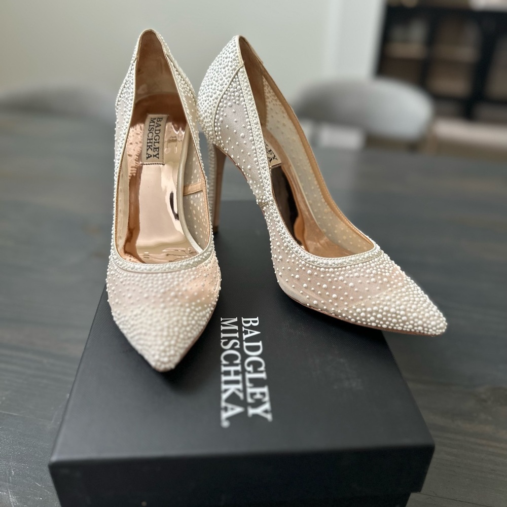 Badgley Mischka Weslee III pearl and ivory pump size 7.5